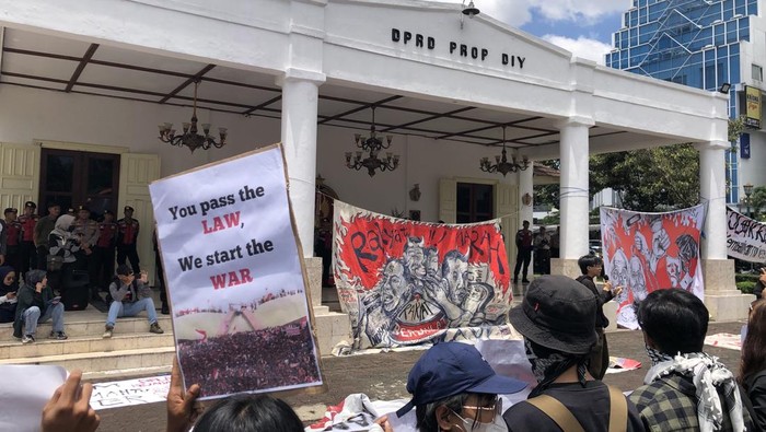 Massa Aliansi Jogja Memanggil geruduk DPRD DIY tolak UU TNI, Kamis (20/3/2025).