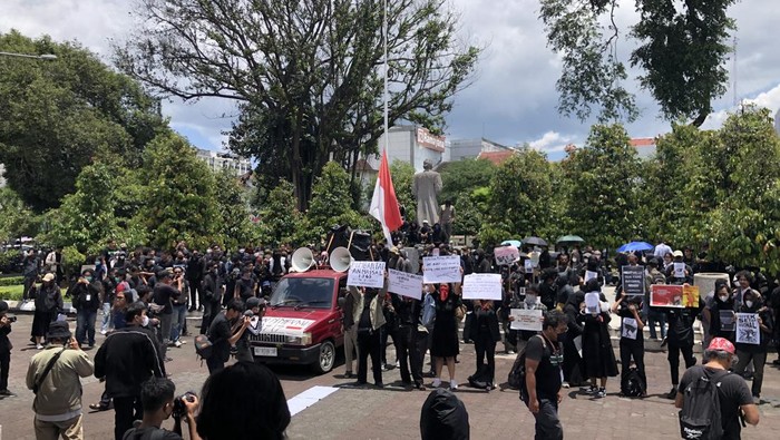 Massa Aliansi Jogja Memanggil geruduk DPRD DIY tolak UU TNI, Kamis (20/3/2025).