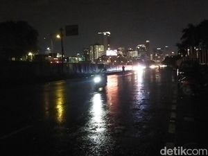 Massa Aksi Tolak RUU TNI Bubar, Lalin Depan DPR Kembali Dibuka