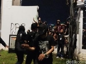 Massa Tolak RUU TNI Jebol Pagar Depan Gedung DPR