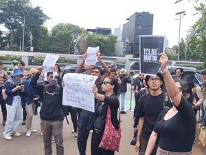 Massa Tolak Revisi UU TNI Demo di Gerbang Depan DPR, Ancam Gugat ke MK