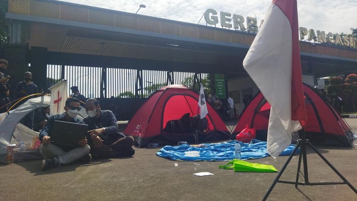 Massa demo tolak revisi UU TNI dirikan tenda di depan DPR (Kurniawan/detikcom)