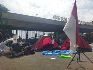 Massa Demo Tolak RUU TNI Dirikan Tenda di Pintu Masuk DPR
