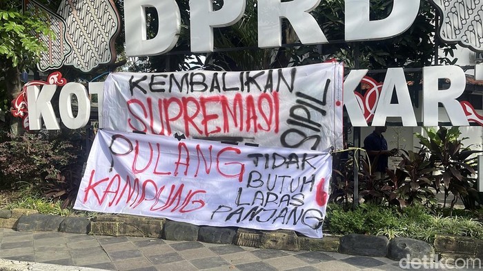 Massa menggelar aksi tolak pengesahan revisi UU TNI di depan DPRD Solo, Kamis (20/3/2025).