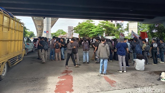 Massa menggelar demo menolak revisi UU TNI di Flyover Jalan Urip Sumoharjo Makassar.