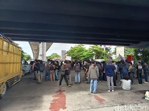 Demo Tolak Revisi TNI di Flyover Jalan Urip Sumoharjo Makassar, Lalin Macet