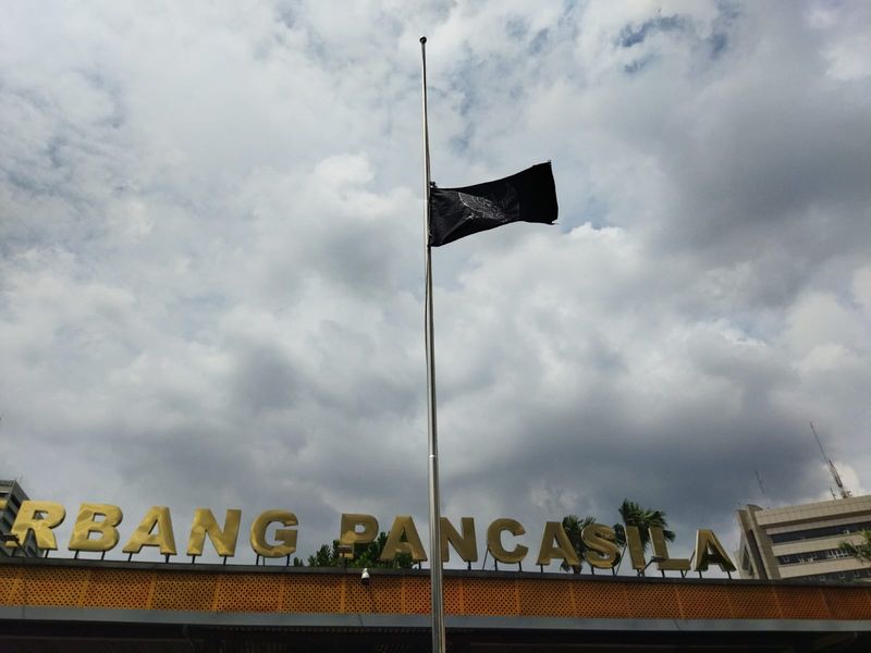 Massa mengibarkan bendera 'Indonesia Gelap' setengah tiang (Kurniawan/detikcom)