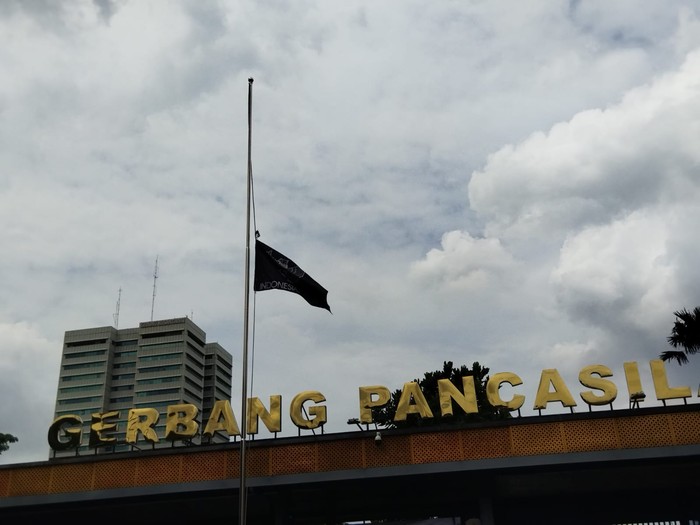 Massa mengibarkan bendera Indonesia Gelap setengah tiang (Kurniawan/detikcom)