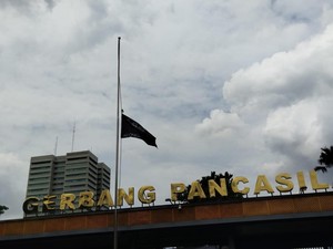 Massa Tolak RUU TNI di DPR Kibarkan Bendera Indonesia Gelap Setengah Tiang