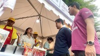 Sesi live shopping tersebut turut dimeriahkan oleh Menteri Koordinator Bidang Pemberdayaan Masyarakat RI, Muhaimin Iskandar bersama Head of Public Policy TikTok Indonesia, Muhammad Hilmi Adrianto dan perwakilan dari UMKM.