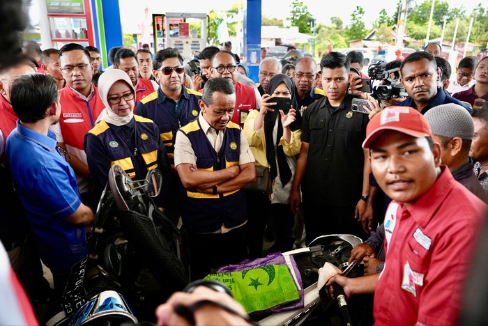 Menteri Energi dan Sumber Daya Mineral (ESDM), Bahlil Lahadalia bersama Komisaris Utama Pertamina Mochamad Iriawan dan Direktur Utama Pertamina Simon Aloysius Mantiri, mengecek kesiapan BBM di Banjarmasin, Rabu (19/3).