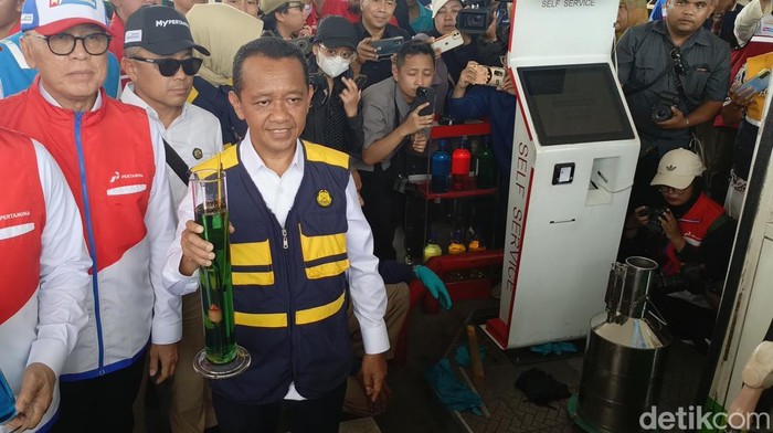 Menteri ESDM, Bahlil melihat hasil ujitera di SPBU KM 379 A, Kamis (20/3/2025).
