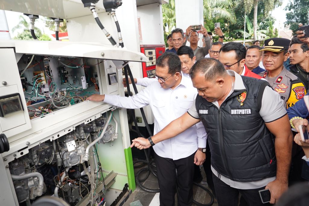 Menteri Perdagangan (Mendag) Budi Santoso melakukan ekspose keempat mesin pompa ukur itu dilakukan di sebuah Stasiun Pengisian Bahan Bakar Umum (SPBU) di Kabupaten Bogor, Jawa Barat, pada Rabu (19/3/2025). (Dok. Humas Kemendag)