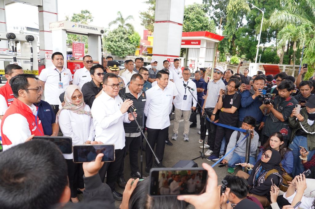 Menteri Perdagangan (Mendag) Budi Santoso melakukan ekspose keempat mesin pompa ukur itu dilakukan di sebuah Stasiun Pengisian Bahan Bakar Umum (SPBU) di Kabupaten Bogor, Jawa Barat, pada Rabu (19/3/2025). (Dok. Humas Kemendag)