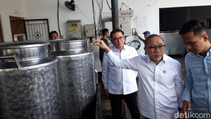 Menteri Zulkifli Hasan di UD Pramono Boyolali, Kamis (20/3/2025). Zulkifli menyerahkan bantuan Rp 400 juta untuk membeli cooling unit di UD Pramono.
