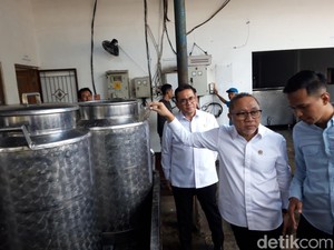 Menko Zulhas Beri Bantuan Rp 400 Juta ke Pengepul Susu Pramono