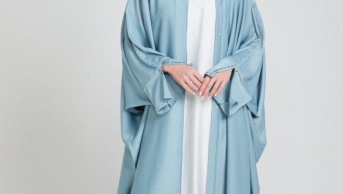 Inspirasi model dan warna baju lebaran wanita 2025.