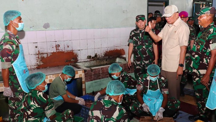 Momen Menhan Tinjau Rindam Merdeka, Tekankan Bentuk Prajurit Berkualitas Menteri Pertahanan RI Sjafrie Sjamsoeddin melakukan kunjungan kerja ke Manado, Sulawesi Utara dalam rangka meninjau Resimen Induk Kodam (Rindam) XIII/Merdeka, Rabu (19/03/25).