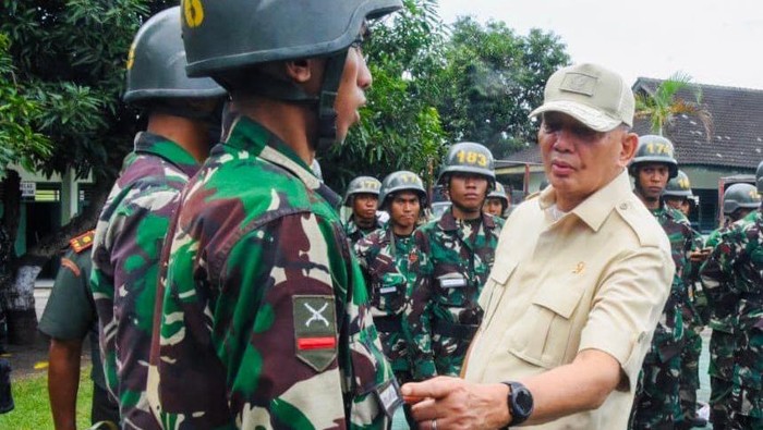 Momen Menhan Tinjau Rindam Merdeka, Tekankan Bentuk Prajurit Berkualitas Menteri Pertahanan RI Sjafrie Sjamsoeddin melakukan kunjungan kerja ke Manado, Sulawesi Utara dalam rangka meninjau Resimen Induk Kodam (Rindam) XIII/Merdeka, Rabu (19/03/25).