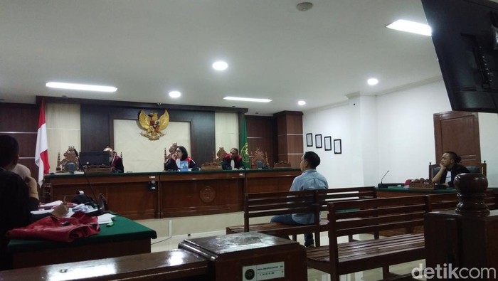 Suami Fenny Frans, Mustadir Dg Sila saat menjalani sidang di PN Makassar, Sulawesi Selatan (Sulsel).