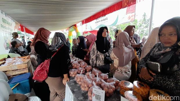 Nita Rahayu saat berjualan di Pangan Murah Pangandaran