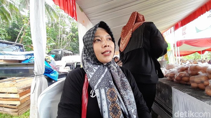 Nita Rahayu saat berjualan di Pangan Murah Pangandaran