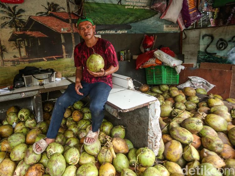 Omzet Naik, Penjual Kelapa Muda Raup Cuan Saat Ramadan