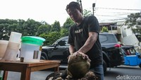 Sejak memasuki bulan Ramadan para pedagang mulai disibukkan memenuhi permintaan kelapa muda. Dalam seharinya satu kios bisa melayani hingga ratusan pesanan buah kelapa. Sejak memasuki bulan Ramadan para pedagang mulai disibukkan memenuhi permintaan kelapa muda. Dalam seharinya satu kios bisa melayani hingga ratusan pesanan buah kelapa.