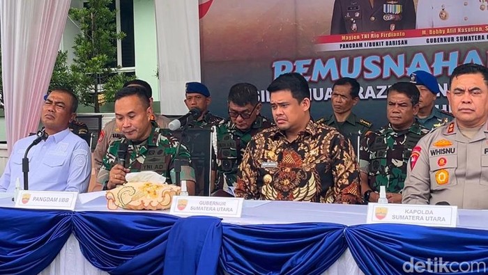 Pangdam I/BB Mayjen Rio Firdianto saat merilisi kasus penggerebekan. Foto: Finta Rahyuni/detikSumut