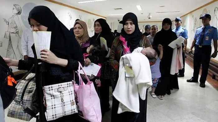 Para pekerja migran Indonesia tiba di Bandara Internasional Soekarno-Hatta, Jakarta, 11 November 2015. Lebih dari 450 pekerja migran Indonesia dipulangkan karena mereka dianggap melanggar karena mereka disebut melanggar aturan keimigrasian saat berada di Arab Saudi. (GARRY LOTULUNG/GETTY IMAGES)
