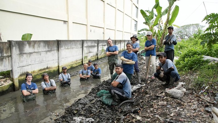 Para relawan Sungai Watch saat membersihkan sampah di salah satu sungai di Bali. (Foto: Dok. Sungai Watch)
