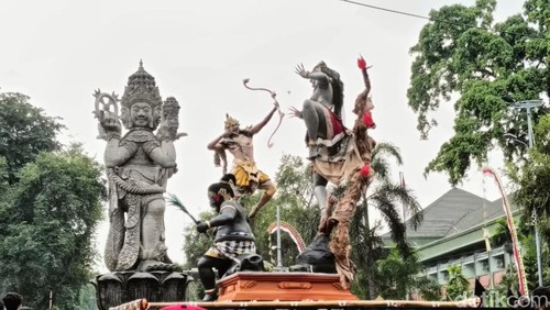Parade ogoh-ogoh dalam Kasanga Festival 2024 di kawasan Catur Muka Denpasar.