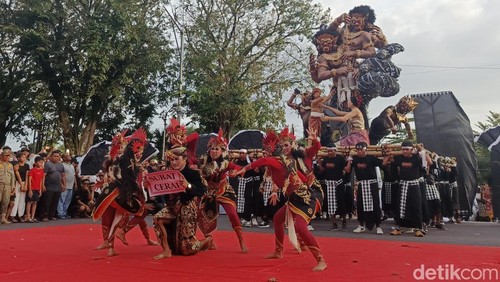 Parade ogoh-ogoh di Catus Pata Pemkab Jembrana, Simpang Jalan Jend. Sudirman, Kecamatan Jembrana, Kabupaten Jembrana, Kamis (20/3/2025). (I Putu Adi Budiastrawan/detikBali)