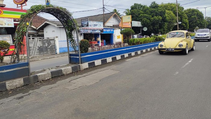 Paving block digunakan untuk perbaiki jalan rusak di Lebak (Fathul/detikcom)