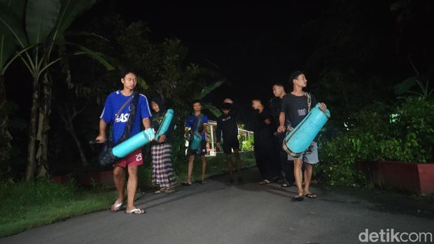 Pemuda karang taruna saat membangunkan sahur menggunakan kentongan di Dusun Bendungan Lor, Bendungan, Wates, Kulon Progo, Kamis (20/3/2025).