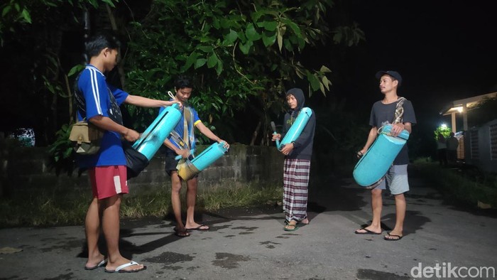 Pemuda saat membangunkan sahur menggunakan kentongan di Dusun Bendungan Lor, Bendungan, Wates, Kulon Progo, Kamis (20/3/2025).