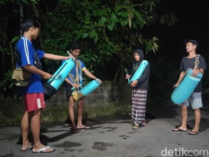 Melihat Tradisi Pemuda Kulon Progo Bangunkan Sahur Pakai Kentongan dan Selawat