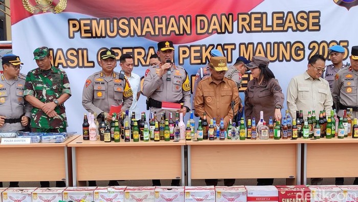 Pemusnahan minuman keras di Polda Banten (Foto: Bahtiar/Detikcom)