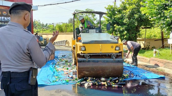 Pemusnahan miras hasil operasi pekat di Bojonegoro