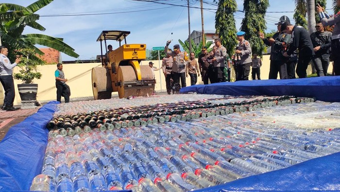 Pemusnahan miras hasil operasi pekat di Probolinggo