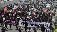 Massa aksi berjalan kaki menuju gedung DPR, Jakarta, Kamis (20/3/2025).
