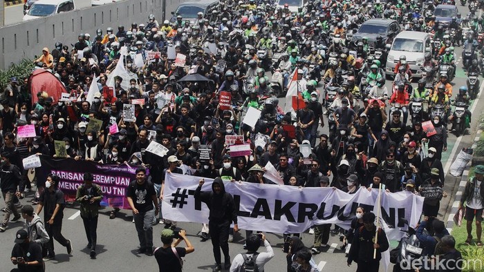 Massa yang berasal dari elemen mahasiswa hingga aktivis sipil menggelar aksi menolak pengesahan RUU TNI di depan gedung DPR, Jakarta, Kamis (20/3/2025). Begini penampakannya.