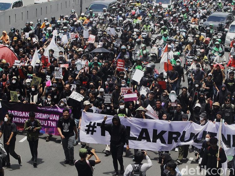 Penampakan Massa Aksi Tolak RUU TNI di Gedung DPR
