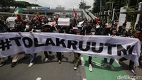 Aksi ini dilakukan dalam rangka menolak RUU TNI yang telah disahkan menjadi undang-undang.