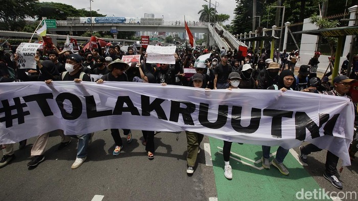Penampakan Massa Aksi Tolak RUU TNI di Gedung DPR Massa yang berasal dari elemen mahasiswa hingga aktivis sipil menggelar aksi menolak pengesahan RUU TNI di depan gedung DPR, Jakarta, Kamis (20/3/2025). Begini penampakannya.