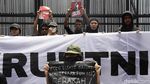 Penampakan Massa Aksi Tolak RUU TNI di Gedung DPR