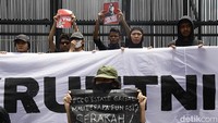 Massa bertahan meski hujan sempat mengguyur kawasan gedung DPR.