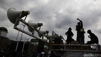 Salah seorang orator dari mobil komando mengatakan pengesahan RUU TNI berarti mengembalikan era Orde Baru.