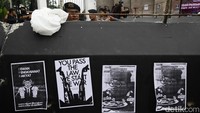 Sebagian poster ditempelkan di pagar tembok gedung DPR.