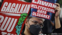 Salah satu poster yang dibawa bertuliskan Lawan Militerisme Gaya Oligarki.